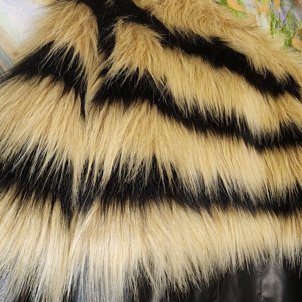 Wenxi XXXL Faux Fur and Leather Striped Jacket with Hidden Hook and Eye Closure - Picture 5 of 6